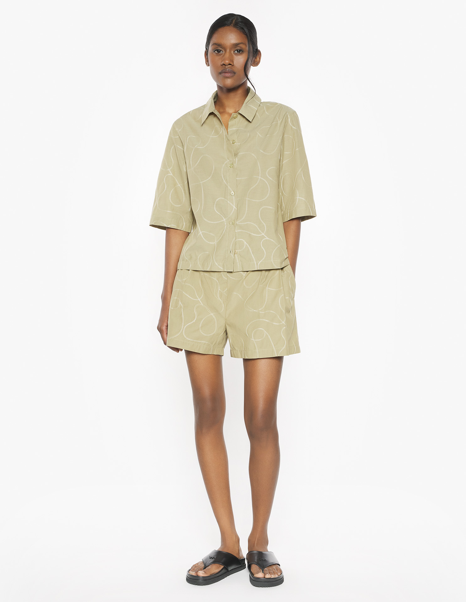 DESA DESIGN EMBROIDERED PLEATED SHORTS