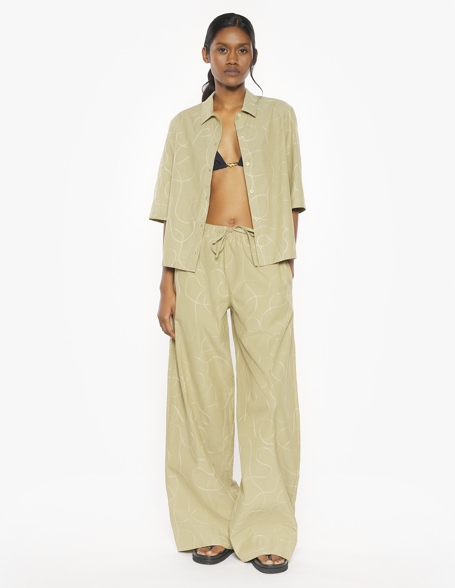 DESA\u0020DESIGN\u0020EMBROIDERED\u0020BOXY\u0020SHIRT