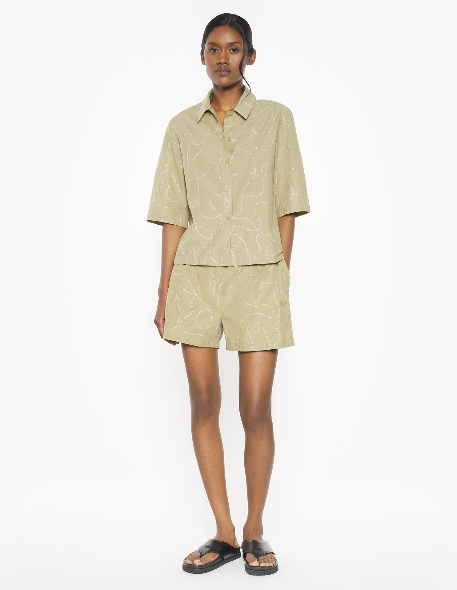 DESA\u0020DESIGN\u0020EMBROIDERED\u0020PLEATED\u0020SHORTS