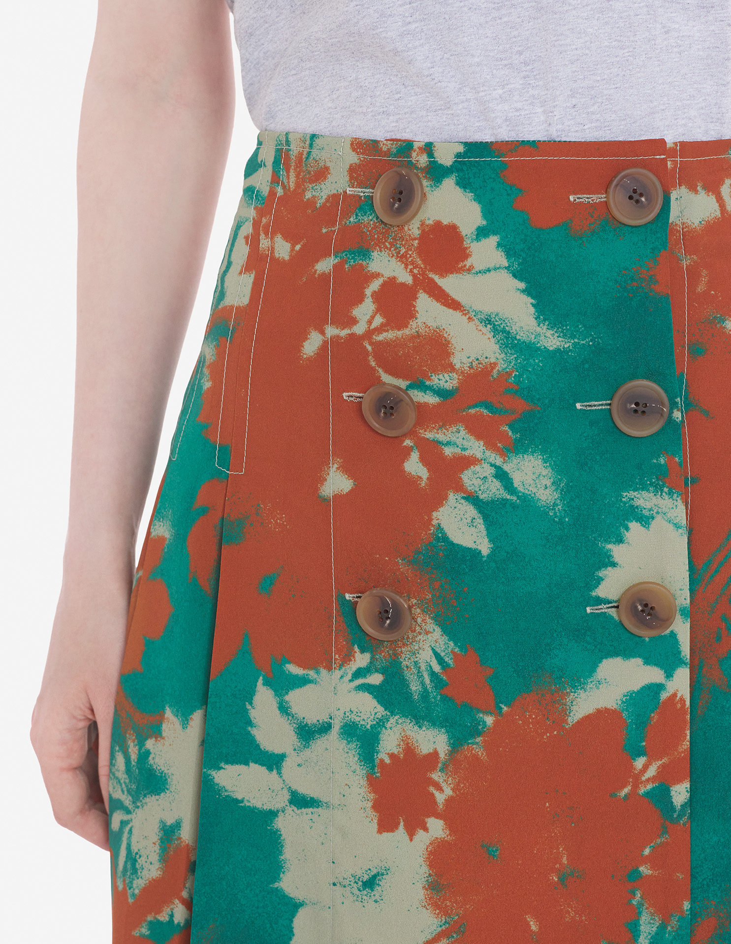 KNEE PLEATED WRAP SKIRT IN BOUQUET CAMEO PRINTED C | Maison Kitsuné